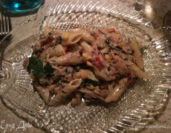 В миску добавить тунца, майонез, сок лимона и лайма, орегано, чёрный молотый перец. Всё аккуратно перемешать. Можно накладывать и наслаждаться. :-)