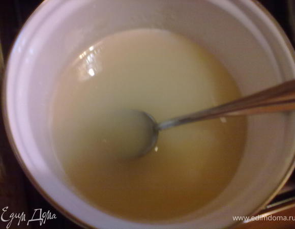 Готовим инвертный сироп.
В кастрюльке растворить сахар и довести до кипения.Добавить лимонную кис-ту.Накрыть крышкой(без дырки) и поставить на САМЫЙ медленный огонь на 45мин.