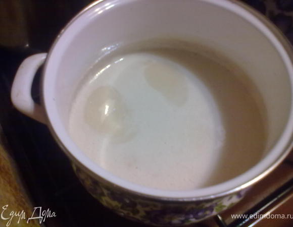 В оставшихся 0.5 стакане воды развести 2 стакана сахара и добавить 160г(примерно 2/3 стакана) инвертного сиропа, и поставить на огонь. Довести до кипения,помешивая. И проварить на медленном огне 8 мин.