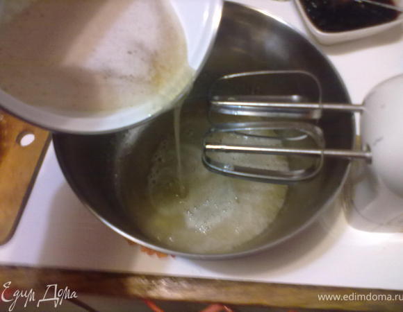 Желатин нагреть и перелить в посуду, где будем взбивать смесь. Желательно выбрать мисочку с высокими бортиками, т.к смесь увеличивается в объеме.
Начинаем взбивать миксером на медленной скорости. Постепенно вливаем в желатин нашу горячую смесь.
