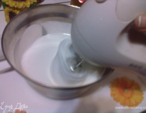 Увеличиваем скорость миксера и взбиваем около 10 мин. И о чудо! смесь становиться густой и БЕЛОЙ. Начинает наматываться на венчики, становиться тягучей и липкой.