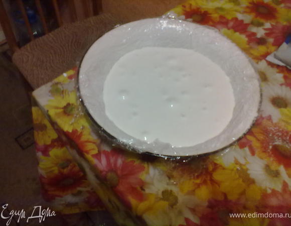 Если мастика нужна сразу -то все, как всегда -берем порцию белой массы и вымешиваем с самой мелкой сахарной пудрой, до нужного  состояния. если нечего покрыть и лепить, то выстилаем посуду пищевой пленкой и обильно посыпаем сахарной пудрой. Выкладываем смесь и в холодильник. Когда понадобиться - достаем, отрезаем кусок и в микро-ку топить. Здесь отличие от привычных мармышек - не растет в объеме, а просто плавиться. Прежде чем начать вымешивать с пудрой, остудите смесь.Иначе уйдет много пудры и мастика будет ломкой. 