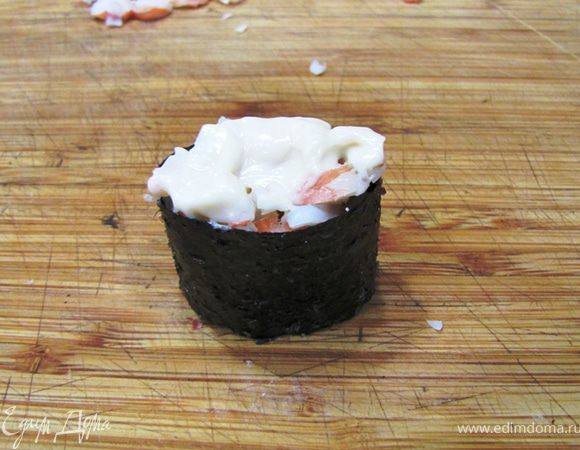 Спайси Эби Гунканмаки
Немного модифицированный вариант.
Возьмите "боевой корабль". Положите внутрь половинку кружка огурца. Порежьте пару креветок поперек на кусочки.
Выложите креветки внутрь суши, положите сверху пол чайной ложки пряного соуса (у меня - соус Цезарь).

Спайси Саке Гунканмаки
Тоже модифицированный.
Готовится полностью аналогично. Выкладывайте кусочки рыбы, а сверху положите пол чайной ложки пряного соуса.