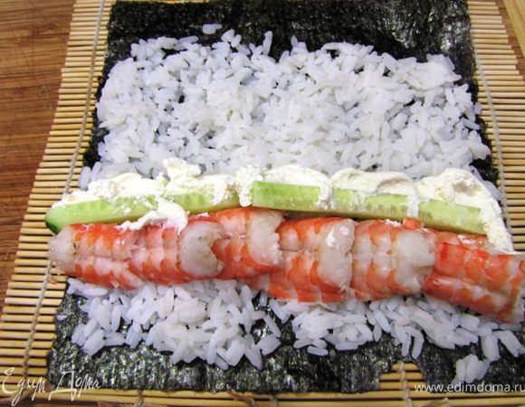 Повторите тоже самое с креветками, не забывая складывать креветки внахлест.