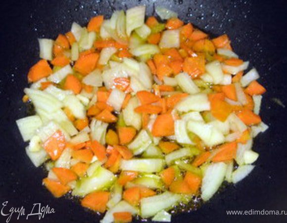 Почистить морковь  и нарезать её. Нарезать сельдерей и лук. Обжарить овощи на оливковом масле с лавровым листом и чесноком.
