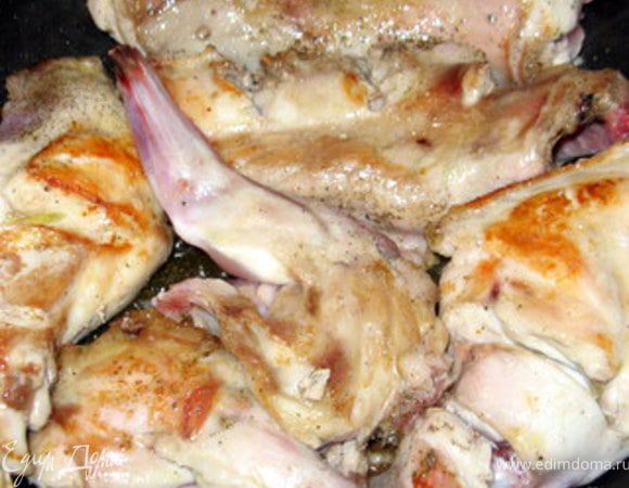 В другой сковороде обжарить кролика, разрезанного на части. Когда кролик подрумянится, влить яблочный уксус и дать ему выкипеть.