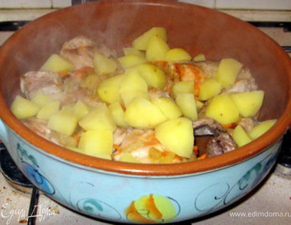 В форме, которая затем пойдёт в духовку и в которой блюдо будет подано на стол, соединить кролика с овощами, приправить и потушить вместе пару минут.
Добавить картофель, порезанный на крупные кубики. (Я картофель всегда отвариваю в подсолёной воде пару минут перед духовкой). Поставить в духовку. Я использую керамическую форму, поэтому ставлю блюдо в холодную духовку. Разогреть духовку до 180° и запекать кролика около 40 минут. (Я влила пару ложек воды).
