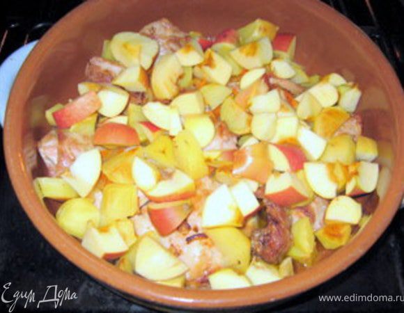 Через 40 минут добавить крупно порезанные яблоки. Запекать ещё минут 10.