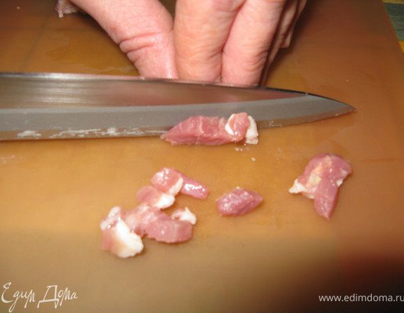 Вначале готовится фарш. Для этого мясо режется кубиками определенного размера.