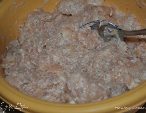 Фарш смешать с рикоттой, измельченным чесноком, солью, перцем, яйцом