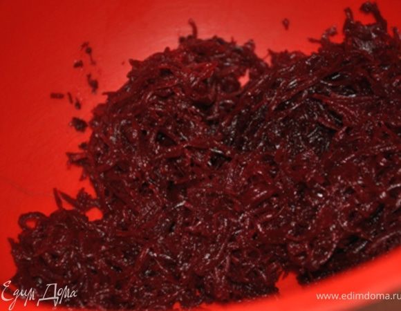 Отварную свеклу натереть на мелкой терке