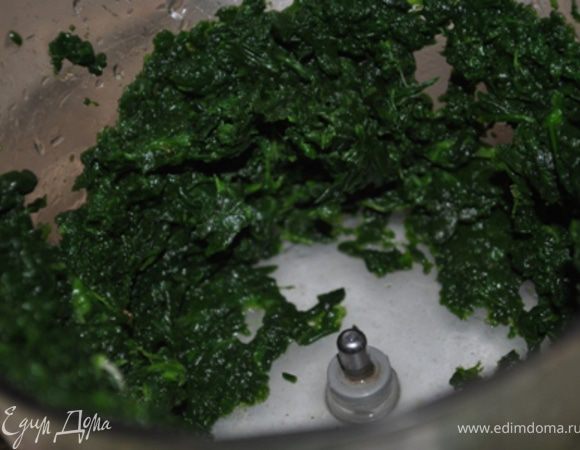 Шпинат отварить в течение 1ой минуты, промыть, измельчить в блендере.