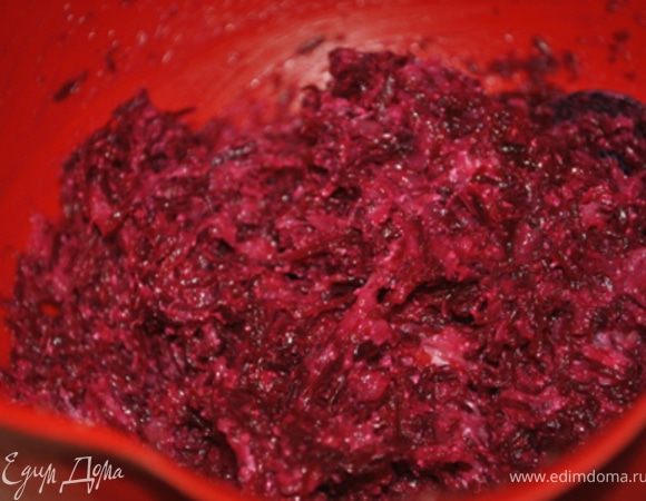 Половину мясного фарша смешать со свеклой.