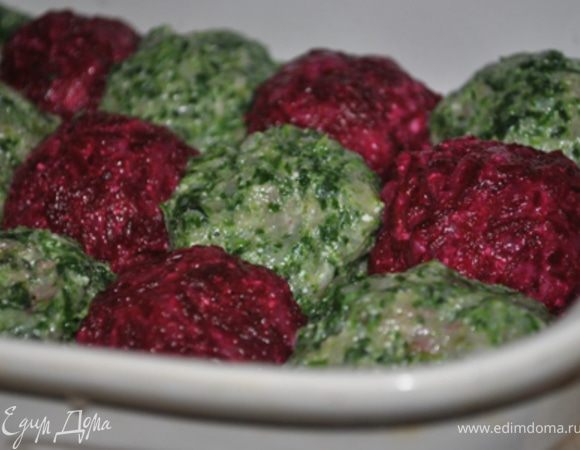 Влажными руками скатать шарики - будущие польпетты и уложить их в глубокую форму для запекания.