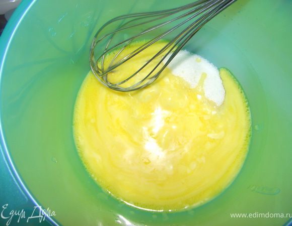 В большой миске смешайте растопленное сливочное масло и сахар до получения однородной массы.