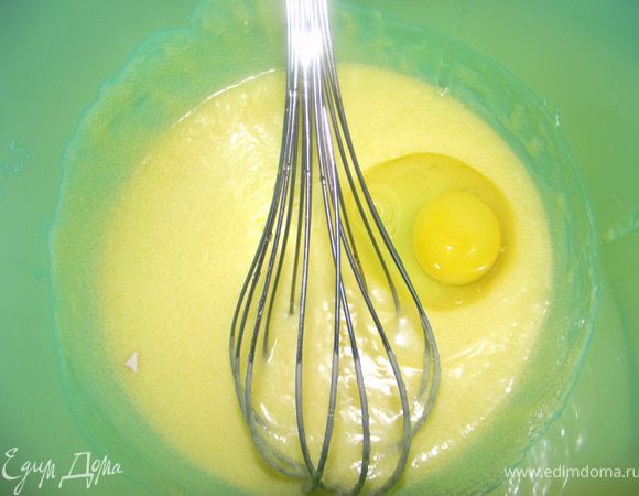 Вбейте по одному яйца.