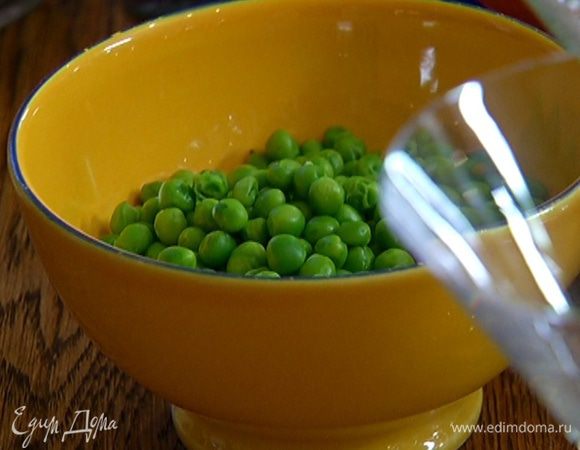 Горошек предварительно разморозить.