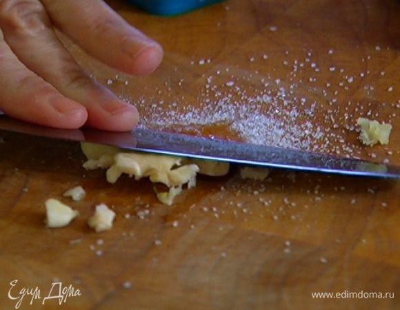 Чеснок почистить, раздавить плоской стороной ножа и растереть с солью.