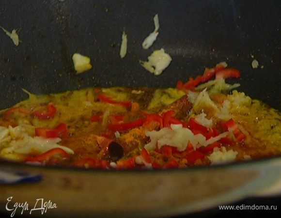 Разогреть в сковороде вок растительное масло, добавить кардамон, тмин, корицу, куркуму, перец чили, имбирь и чеснок с солью, все немного прогреть.