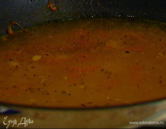 Всыпать рис, залить горячей водой, накрыть крышкой и готовить на небольшом огне. 