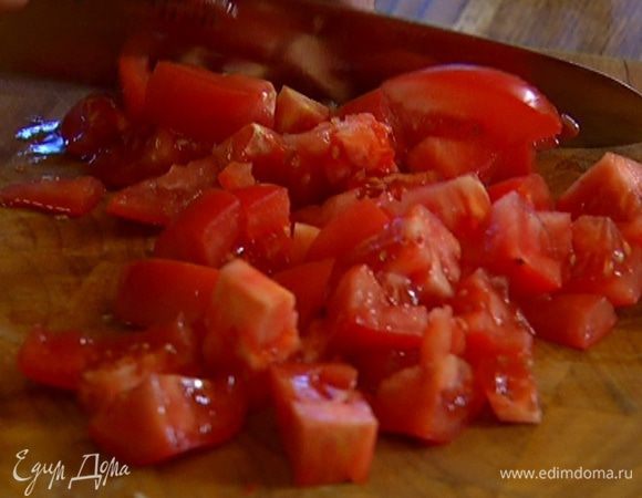 Помидоры нарезать небольшими кусочками.