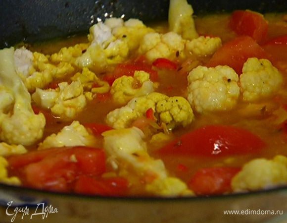 Добавить к рису помидоры и цветную капусту, перемешать и готовить еще 10 минут. 