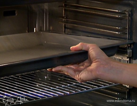 Разогреть в духовке пустой противень.