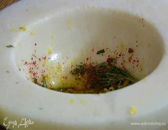 Половину розового перца, тимьян, розмарин, морскую соль и смесь перца растереть в ступке, затем добавить цедру лимона и 1–2 ст. ложки оливкового масла.