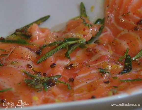 Семгу нарезать тонкими полосками и смазать пряной заправкой. 