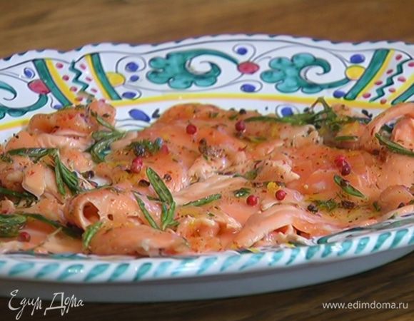 Переложить семгу на блюдо, посыпать оставшимся розовым перцем и полить лимонным соком.