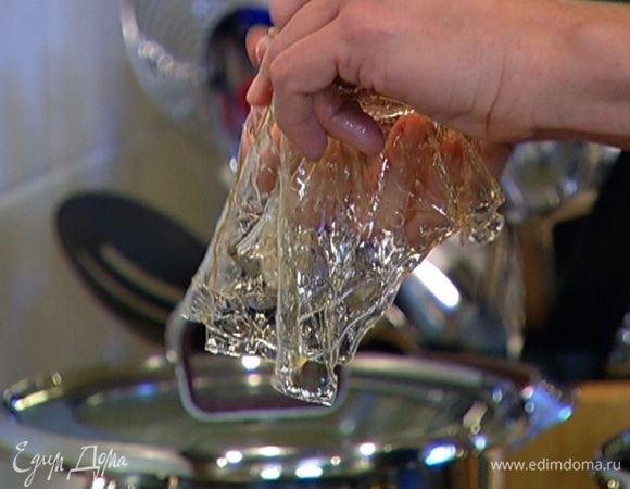 Желатин замочить в холодной воде.