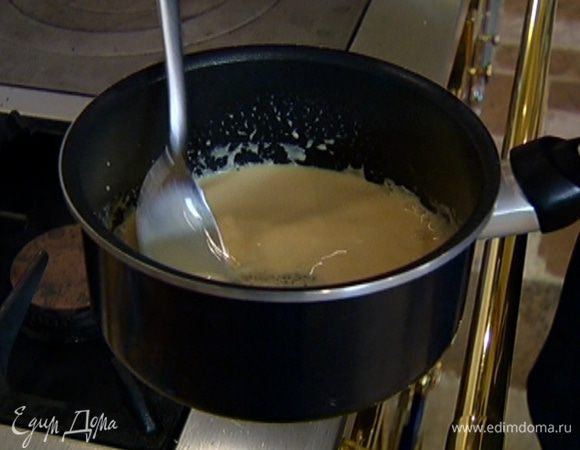 Соединить в небольшой кастрюле 60 мл сливок с 2 ст. ложками коричневого сахара и прогревать, пока сахар не растворится, затем снять с огня.