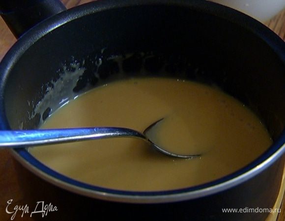 Вынуть разбухший желатин из воды, опустить в горячие сливки с сахаром, перемешать.