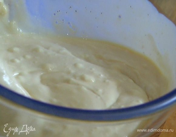 Добавить йогурт и взбить все венчиком.