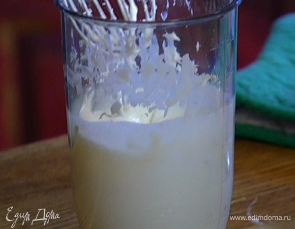 Оставшиеся сливки взбивать миксером, постепенно добавляя сахарную пудру.