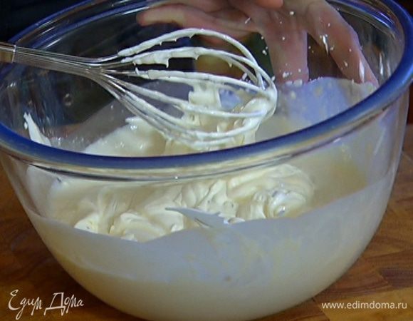 Вмешать взбитые сливки в сливочно-йогуртовую массу.