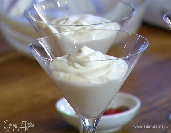 Разложить десерт в бокалы и отправить в холодильник на 40 минут.