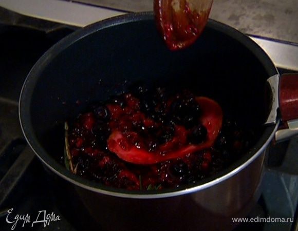 Приготовить соус: с половинки лимона срезать немного цедры и отправить в небольшую кастрюлю, добавить ягоды, оставшийся сахар и розмарин (часть розмарина оставить для украшения), прогревать до растворения сахара.