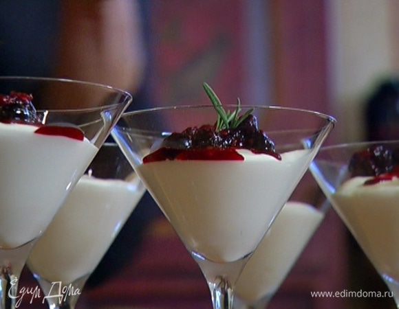 Вынуть из холодильника бокалы с панна коттой, в каждый влить понемногу ягодного соуса, украсить розмарином.
