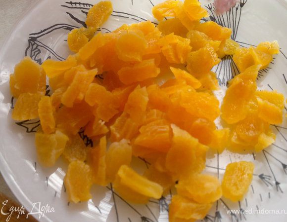 курагу нарезать и немного смочить в тёплой воде