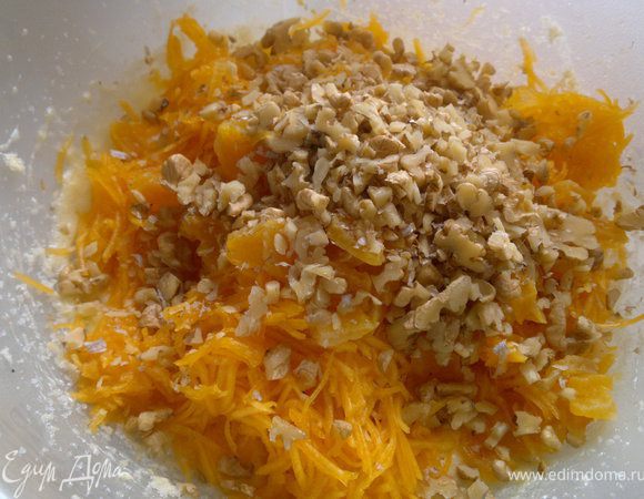 добавляем курагу,тыкву и орехи, перемешиваем