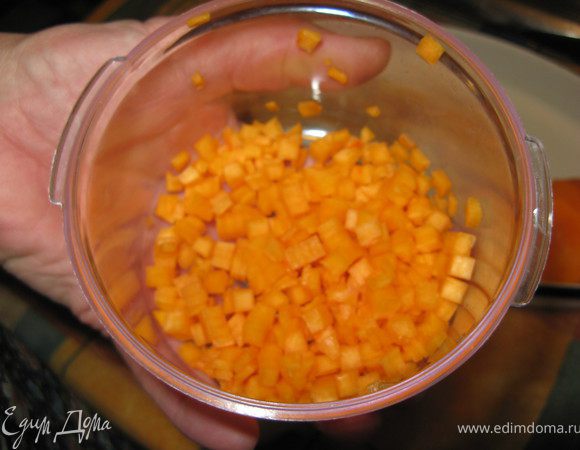 Режется тыква, сначала на пластинки при помощи шинковки (предпочтительнее тёрка Бёрнера), а дальше на кубики. Проще всего "найсер-дайсером".