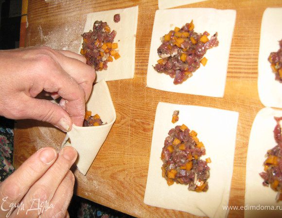 Раскатывается тесто, толщиной как пельмени (около 2 мм). Готовые манты, продающиеся в магазинах, делают из слишком толстого теста! Да простится мне, что пельменное тесто я не делаю сам, а покупаю в магазине - оно там вполне кондиционное. Раскатанное тесто ножом разрезается на прямоугольники (идеальная форма - квадрат) и в каждый прямоугольник выкладывается фарш.