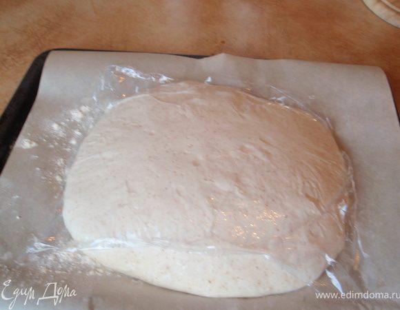 разделить тесто на 2 части лучше это делать шпателем,если нет спецножа для теста.Аккуратно сформировать круглые или продолговатые булки не нажимая на тесто,чтоб не вышел воздух.Положить хлеб на противень ,застеленный бумагой и посыпанный мукой,накрыть хлеб пищевой пленкой(я ее предварительно смазываю маслом - на столе где разделывала тесто снова наливаю чуть масла,размазываю и нужного размера пленку кладу сверху и потом смазанной маслом стороной на хлеб)Поставьте хлеб расстаиваться при комнатной температуре на 2-2,5 часа.Прогрейте духовку до 25 градусов,выключите и поставьте туда первый хлеб на расстойку.Поскольку у меня духовка встроенная маленькая, то две булки хлеба не вмещаются сразу выпекать и по этому первая ,расстаивавшаяся булка в духовке подойдет быстрее ,чем та что в комнате.В такой очередности и выпекать.Духовка разогревается до 230 градусов,внизу духовки стоит жаропрочная миска с водой(это для пара).
Сделать на хлебе разрезы(у меня не получились) и поставить в духовку.Выпекать 10 минут с паром.Потом миску вынуть.Общее время выпечки 40 минут,если хлеб будет сильно темнеть сбавьте температуру(я сбавляла до 200)Во время выпечки,минут через 20 можно смазать хлеб водой,тогда поверхность будет глянцевая.
остудить на решетке
