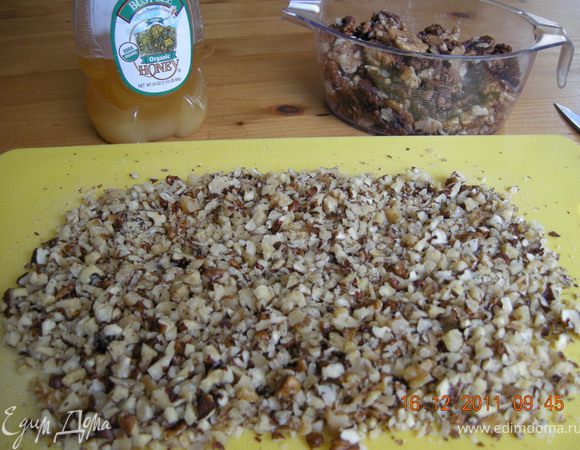 Орехи нарезать большим ножом мелко-мелко.