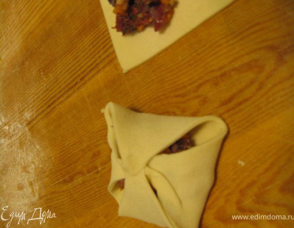 Лепятся манты вот как: углы прямоугольничка скрепляются над центром, затем запечатываются все четыре щёлки. Соседние углы получившейся четырёхугольной звёздочки слепливаются попарно, образуя круглые ушки. Так мы избегаем толстого грубого гребешка, который к тому же плохо проваривается.