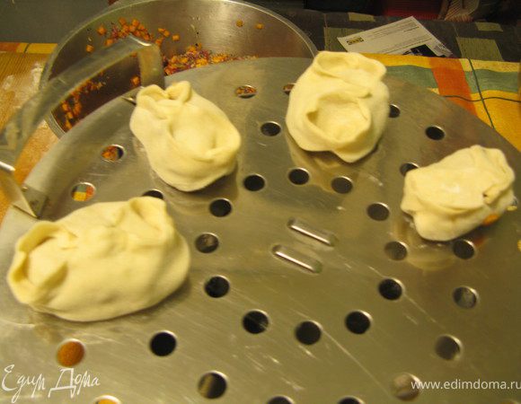 Готовые манты выкладываются на полку мантоварки. Как она выглядит, вы наверняка знаете. Русские в Средней Азии называют этот чудесный аппарат "мантышницей", а коренные народы именуют его "каскан". Важно не забыть заранее смазать растительным маслом рабочую поверхность полки, на которую мы кладем манты.