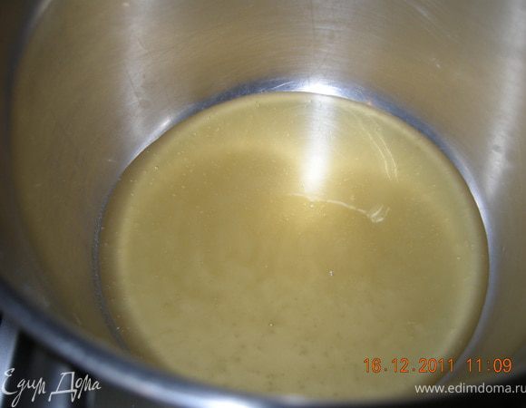 в кастрюлю влить мед, нагреть на среднем огне, не доводя до закипания, снять и дать остыть. Затем опять поставить и поворить тоже самое. Сделать эту процедуру 2-3 раза. 
