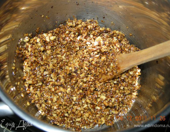 Ставим мед на огонь и добавляем орехи. Помешиваем деревянной ложкой минут 10. В конце добавляем сахар и снимаем с огня.
