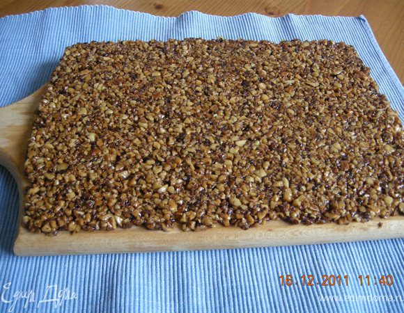 Горячую массу выливаем на заранее подготовленную доску, смоченную водой и разравниваем деревянной лопаткой до образования однородного слоя. лопаточку смачиваем водом чтобы облегчить процесс . 
